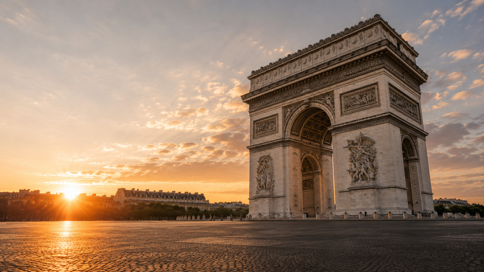 L'Arc de Triomphe à Paris au lever du soleil